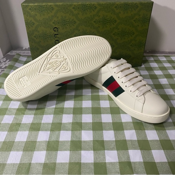 Gucci Cream Sneakers with Red and Green Accents - Picture 8 of 8